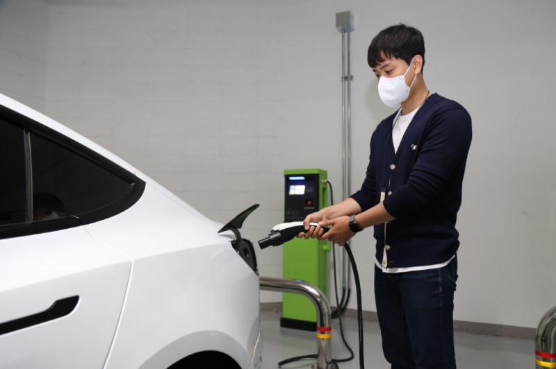 DL그룹 직원이 전기차 법인 차량을 충전하고 있다.(사진=DL)