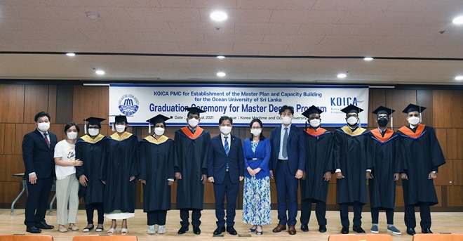 한국해양대에서 스리랑카해양대 교원 석사학위 졸업식 단체사진.(사진제공=한국해양대학교)