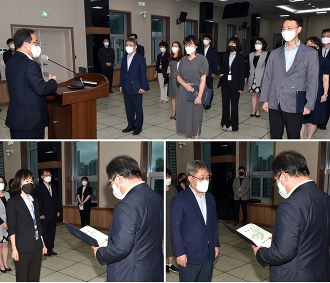 김석준 교육감이 24일 ‘5급 이상 지방공무원 인사발령장을 수여하고 있다.(사진제공=부산교육청)