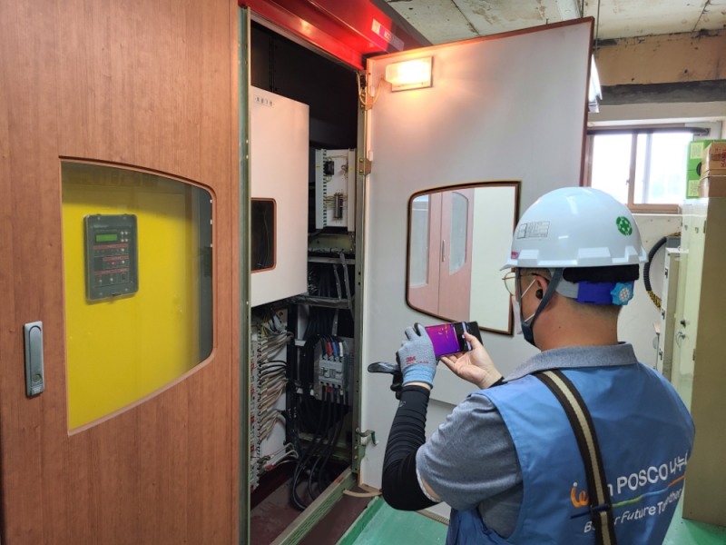 포스코그룹이 특수학교에 노후된 방화문과 방화셔터을 교체하고 성능테스트와 안전점검을 실시하고 있다.(사진=포스코건설)