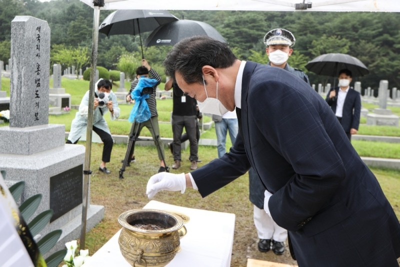 이낙연 후보가 27일 오전 대전 현충원을 찾아 홍범도 장군의 묘소를 참배하였다.(사진=이낙연 의원실)