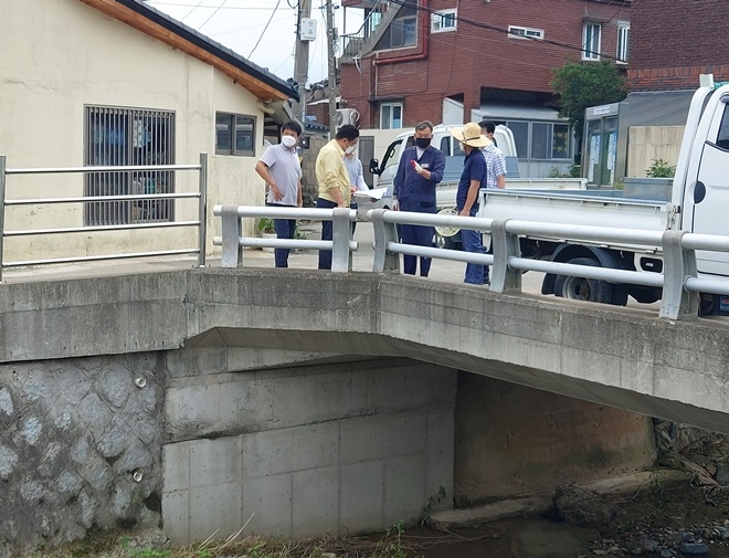 오규석 기장군수는 지난 제12호 태풍 오마이스로 피해를 입은 임기마을 현장을 30일 방문해 피해현장을 점검하고 있다.(사진제공=부산 기장군)