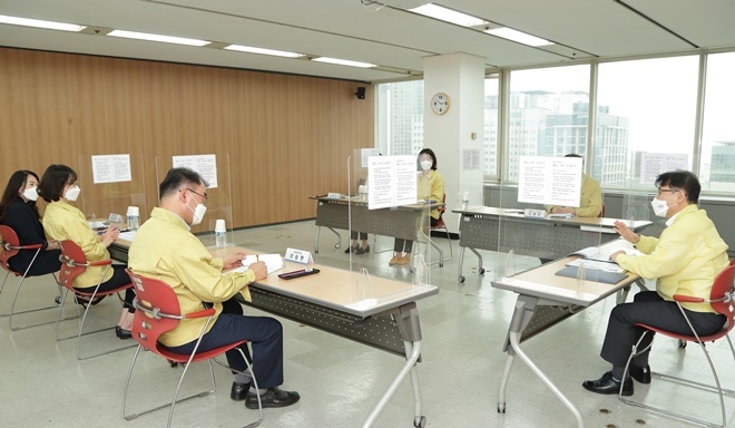 강성국 법무부차관이 외국인종합안내센터를 방문해 센터의 운영현황 등을 보고받고 있다. (사진제공=법무부)