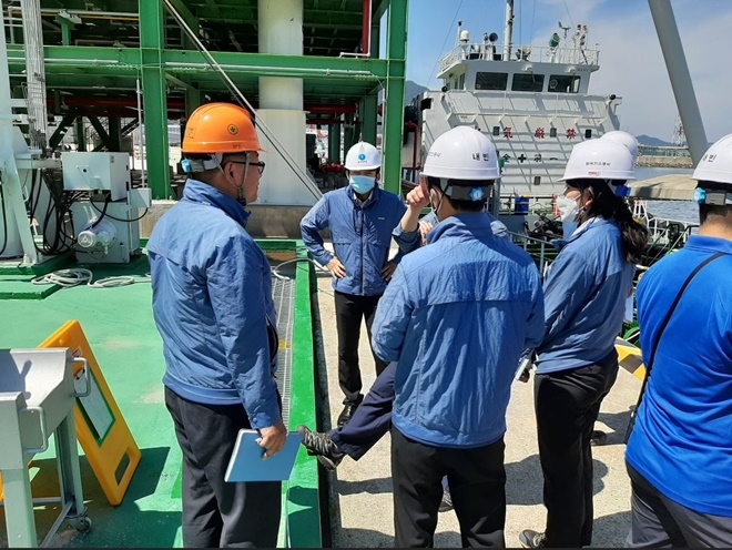 2020년 남해해경청 등 유관기관 관계자들이 해양시설을 방문하여 합동 점검을 실시하고 있다.(사진제공=남해지방해양경찰청)