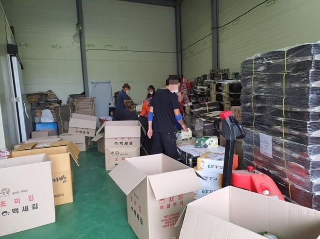 사회봉사대상자들이 청양군장애인재활근로센터에서 추석 출하 물품에 대해 일손 돕기를 하고 있다. (사진제공=공주준법지원센터)