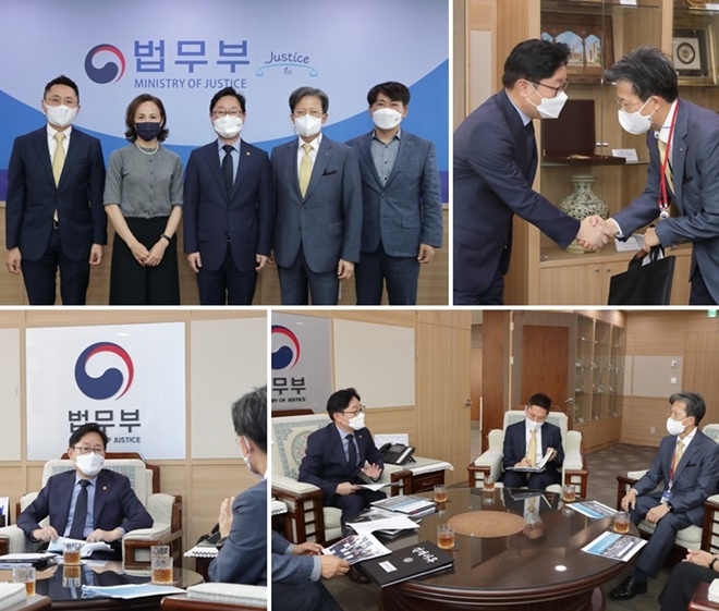 박범계 법무부장관이 8일 오후 3시 집무실에서 이재욱 세계한인법률가회장과 만난 협력방안을 논의하고 있다.(사진제공=법무부)