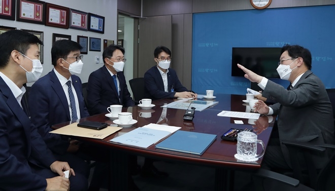 박범계 법무부장관이 LH 관계자들과 대전교도소 이전사업에 대해 의견을 나누고 있다.(사진제공=법무부)