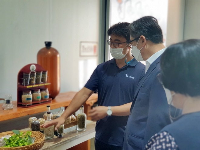 홍진환 부산식약청장이 주류제조업체 위생방역관리 실태를 점검하고 있다.(사진제공=부산식약청)