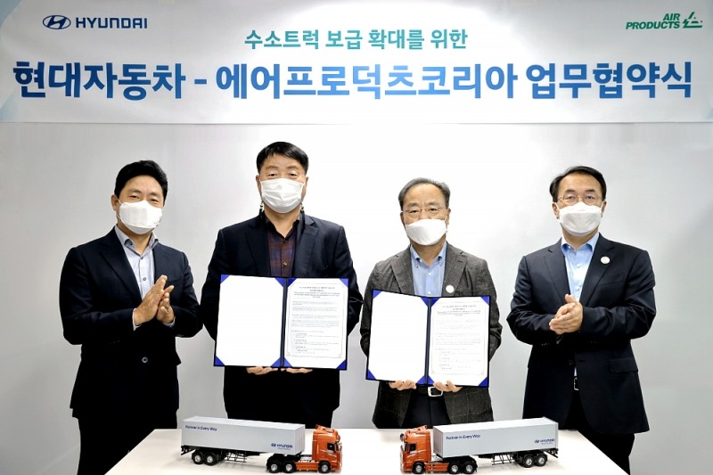 유원하 현대차 국내사업본부장(왼쪽에서 두 번째), 김교영 에어프로덕츠 코리아 대표이사(왼쪽에서 세 번째) 등 주요 관계자들이 기념 사진을 촬영하는 모습.(사진=현대자동차)