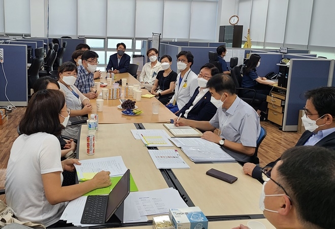 진료를 마친 인도주의실천의사협의회 의사들에게 법무부장관이 감사의 말을 전하고 있다.(사진제공=법무부)