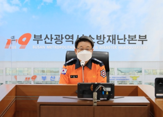 이흥교 부산소방본부장이 제14호 태풍 찬투 대비 상황판단회의를 주재하고 있다.(사진제공=부산소방재난본부)