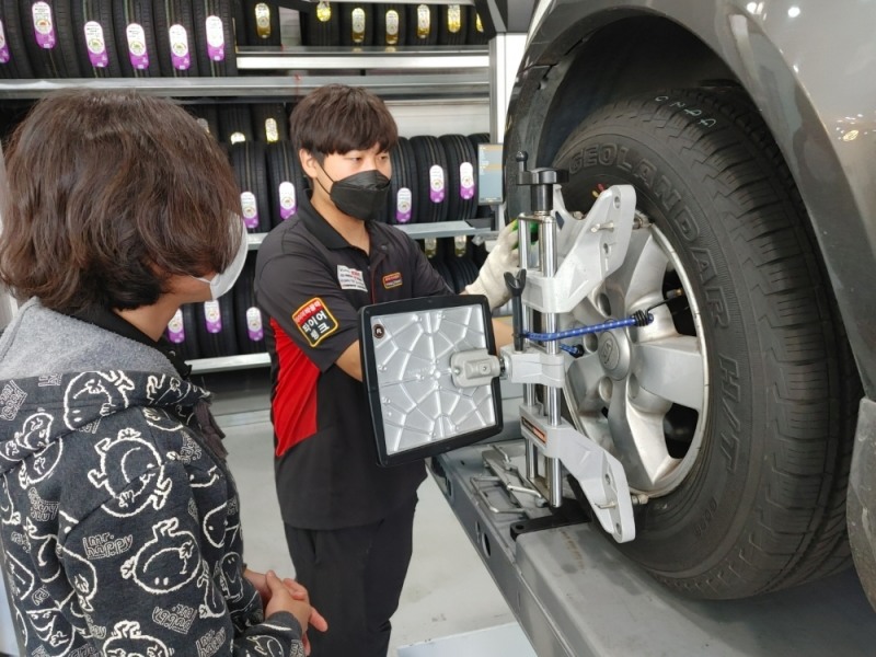 16일 서울 양천구 소재 타이어뱅크 김포공항점에서 김보경 사업주가 고객 차량 타이어를 점검하며 상태를 설명하고 있다.(사진=티어어뱅크)