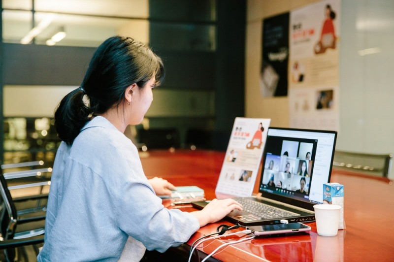 DC현대산업개발 직원이 ‘랜선여(女)담(talk)’ 프로그램에 참여한 숙명여대 학생들에게 화상회의 앱을 통해 직무 멘토링을 하고 있다.(사진=HDC그룹)