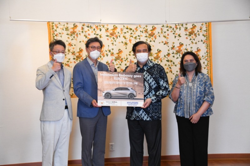 (왼쪽부터) 현대차 김경수 상무, 현대차 김창범 자문역, 우마르 하디(Umar Hadi) 주한 인도네시아 대사, 젤다 울란 카티카(Zelda Wulan Kartika) 주한 인도네시아 부대사.(사진=현대자동차)