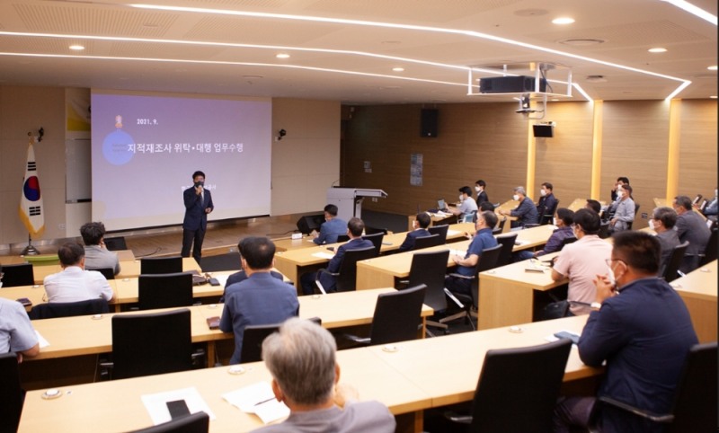 국토안전관리원 박영수 원장(왼쪽에서 네 번째) 및 임직원들이 선포식 후 기념촬영을 하고 있다.(사진=국토안전관리원)