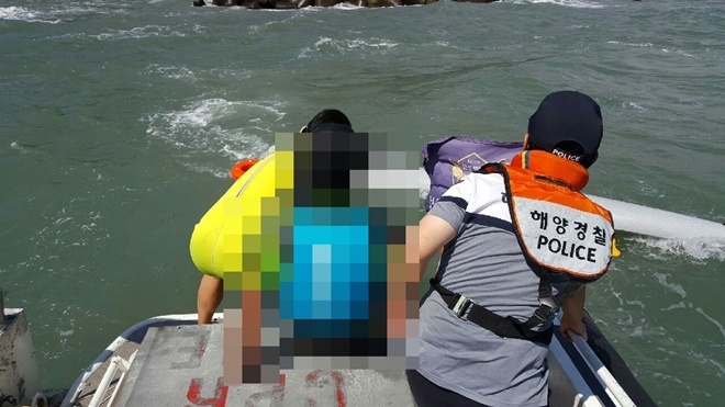 송정파출소 경찰관들이 구조 활동을 하고 있다. (사진제공=부산해양경찰서)