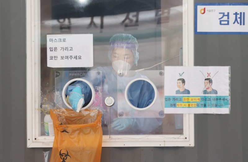 추석 당일인 지난 21일 서울역 광장에 마련된 신종 코로나바이러스 감염증(코로나19) 임시선별검사소에서 의료진이 검사 준비를 하고 있다.(사진=연합뉴스)