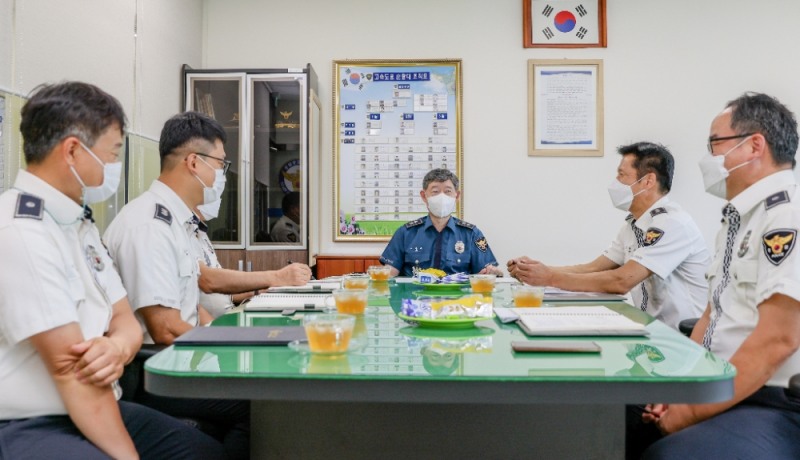 이문수 경남경찰청장이 고속도로순찰대 제6지구대를 방문해 직원들을 격려하고 대화를 나누고 있다.(사진제공=경남경찰청)