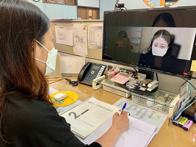 지난 9월 16일 부모마음 코칭단, 학부모와 1대 1 온라인 상담 모습.(제공=부산교육청)