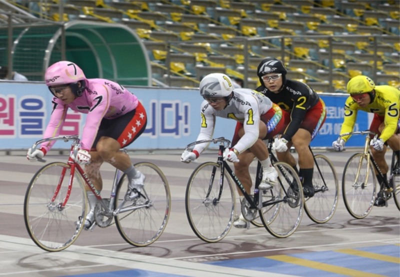 지난 8월 온라인발매(Speed-On) 론칭 기념 특별대상경륜 결승경주에서 임채빈(7번,,왼쪽)과 정종진(1번, 왼쪽에서 2번째) 선수가 경주를 진행하고 있다. (사진=국민체육진흥공단)