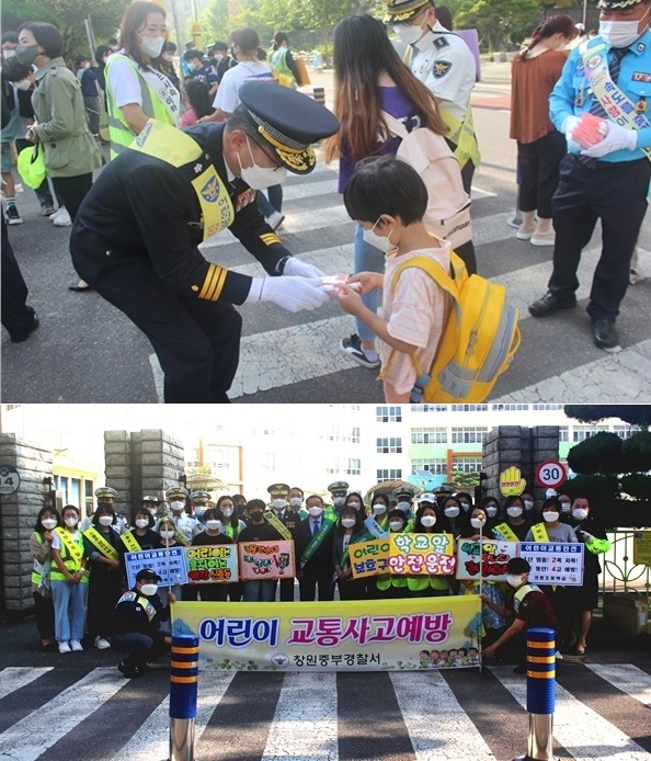 김수환 창원중부경찰서장이 등교하는 학생에게 홍보물을 나눠주고 있다./ 캠페인 단체사진.(사진제공=창원중부경찰서)