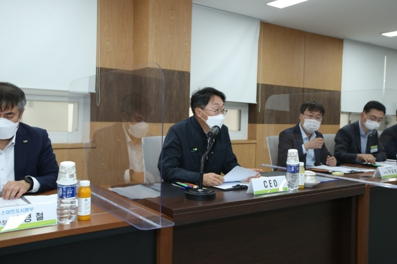 김현준 사장이 경기권역 주택공급 촉진 점검회의를 주재하고 있다.(사진=LH)
