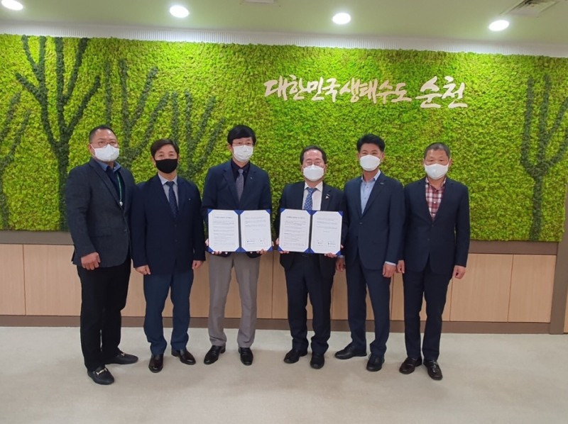 국토안전관리원 서영운 호남지사장(왼쪽에서 세 번째), 허 석 순천시장(왼쪽에서 네 번째) 및 관계자들이 업무협약 후 기념촬영을 하고 있다. (사진=국토안전관리원)