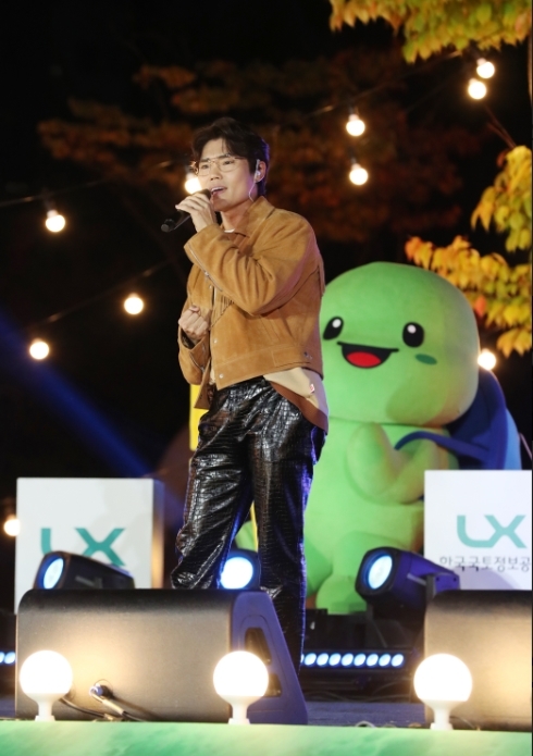 공연중인 가수 김범수.(사진=LX한국국토정보공사)