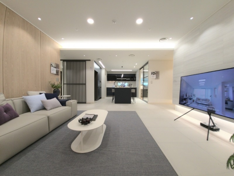 한샘리하우스 롯데 건대스타시티 매장 내 '모던베이지내추럴' 모델하우스 거실 모습.(사진=한샘)