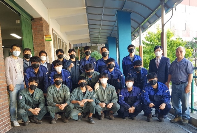 선급용접동아리반 학생 16명 정원이 한국선급 용접사 시험에 합격. (사진제공=부산교육청)