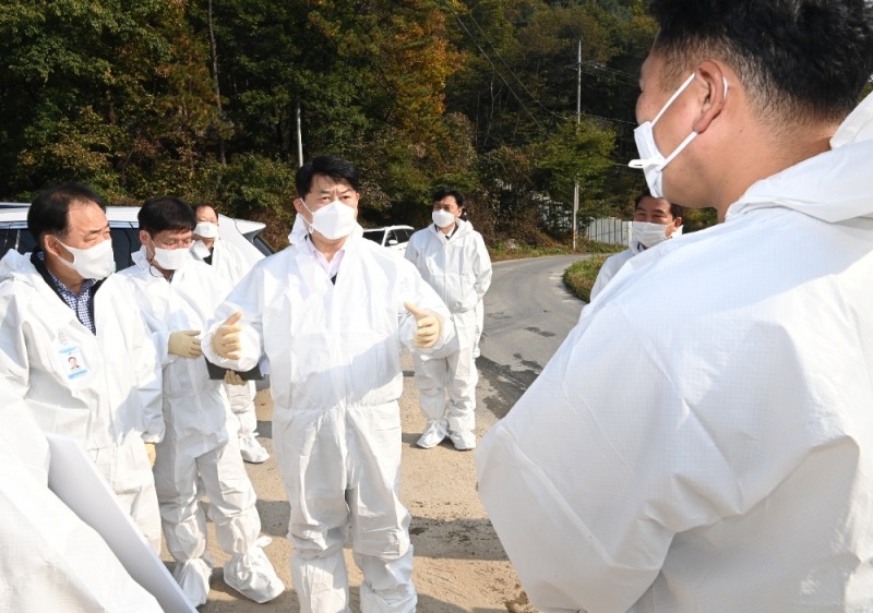 이한규 부지사가 양평군 양돈 밀집단지와 여주시 농가를 방문해 차단 방역대책, 방역시설 설치 및 운영현황, 방역수칙 준수상황을 점검하고 있다.