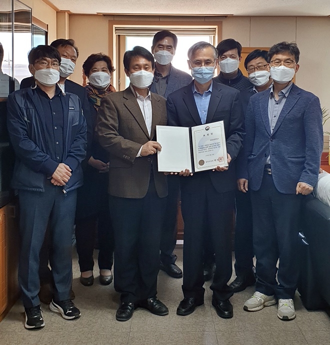 양봉환 소장(앞줄 우측 두번째)이 법무부장관 표창장을 내보이며 직원들과 기념촬영.(사진제공=부산준법지원센터)