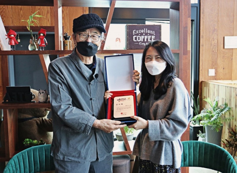 롯데푸드, 빠삐코 40주년 기념해 ‘고인돌’ 박수동 화백에게 감사패 전달
