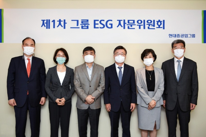 (오른쪽 끝부터) 가삼현 현대중공업그룹 CSO(부회장), 박순애 서울대 행정대학원 교수, 이규용 한국환경한림원 회장, 배수일 성균관대 경영대학원 교수, 김태진 고려대 법학전문대학원 교수, 오세헌 한국조선해양 CSO(사장).(사진=현대중공업)