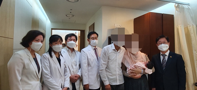 박범계 법무부장관이 아프간 특별기여자 가족 및 의료진과 기념촬영을 하고 있다. (사진제공=법무부)