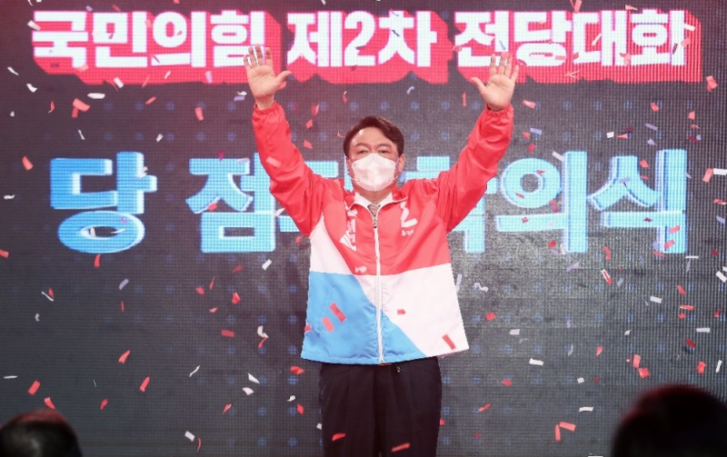 윤석열 국민의힘 대통령 후보가 5일 오후 서울 용산구 백범김구기념관에서 열린 제2차 전당대회에서 당 대선 후보에 최종 선출된 후 수락연설을 하고 있다. (사진=연합뉴스)