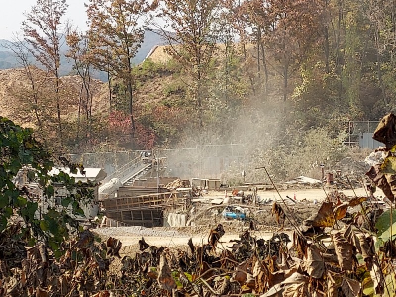 골재파쇄기가 가동되자 요란한 소음과 분진이 나오고 있다.
