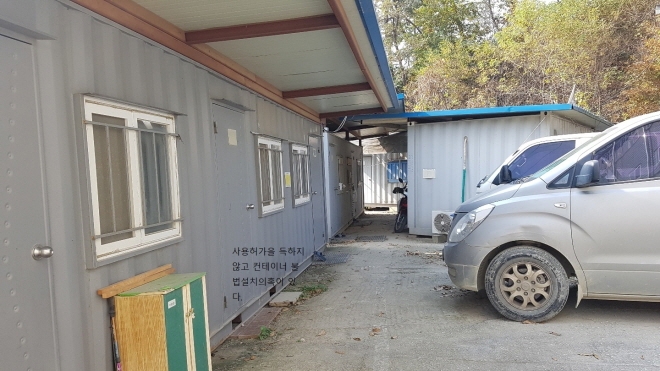 사용허가를 득하지 않고 설치된 것으로 보이는 콘테이너들