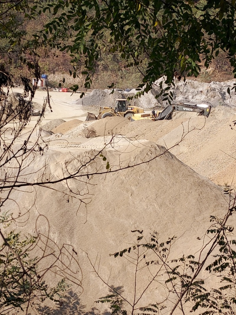 불법으로 적치되어 있는 토사