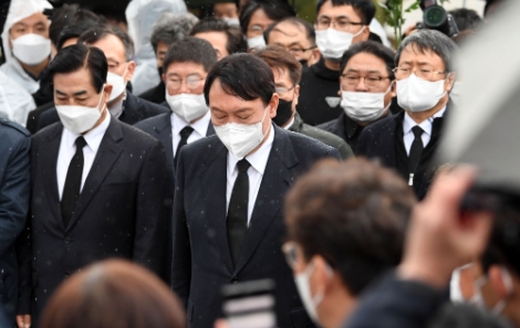 10일 광주 국립 5·18 민주묘지를 찾은 국민의힘 윤석열 대선 후보가 묵념을 하고 있다. 사진=연합뉴스