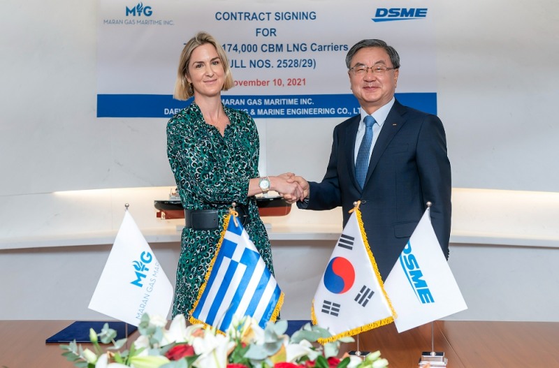 지난 10일 그리스 현지에서 대우조선해양 이성근 사장(오른쪽)과 안젤리쿠시스 그룹 마리아 안젤리쿠시스 회장이 LNG운반선 건조 계약서에 서명한 뒤 악수를 하고 있다.(사진=대우조선해양)
