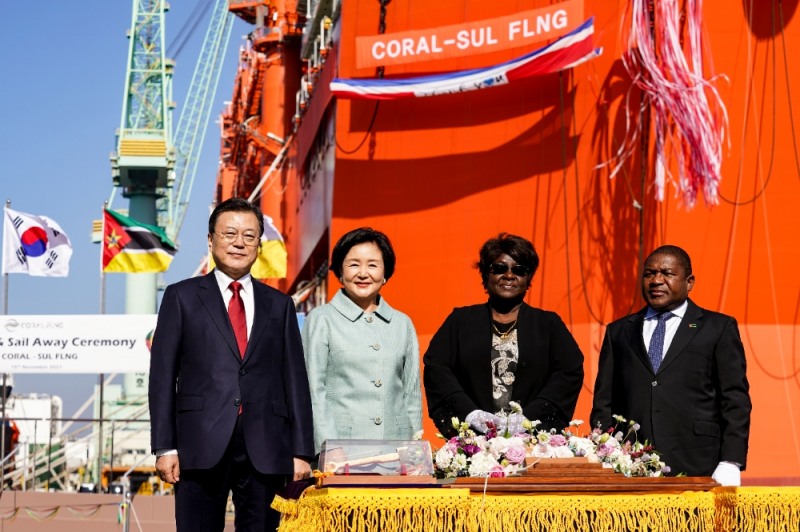 문 대통령, '모잠비크 가스전' 향하는 FLNG 선박 명명식 참석