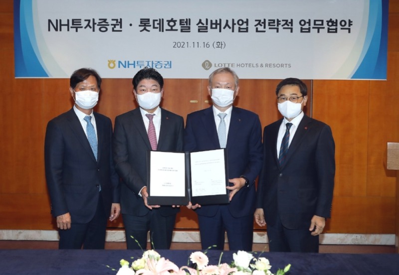 롯데그룹 이봉철 호텔&서비스 BU장, NH투자증권 정영채 대표이사, 롯데호텔 김현식 대표이사, NH투자증권 최승호 IB2 사업부 대표가 업무협약식을 마치고 기념촬영을 하고 있다.(사진=호텔롯데)
