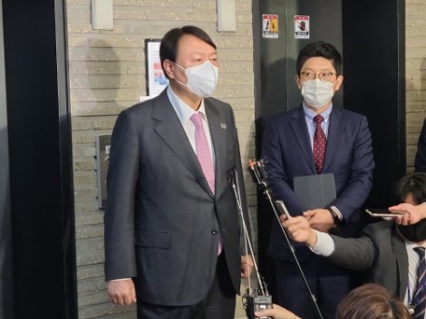 국민의힘 윤석열 대선후보가 17일 천안함 유족과 면담을 마치고 나온 뒤 취재진의 질문을 받고 있다.