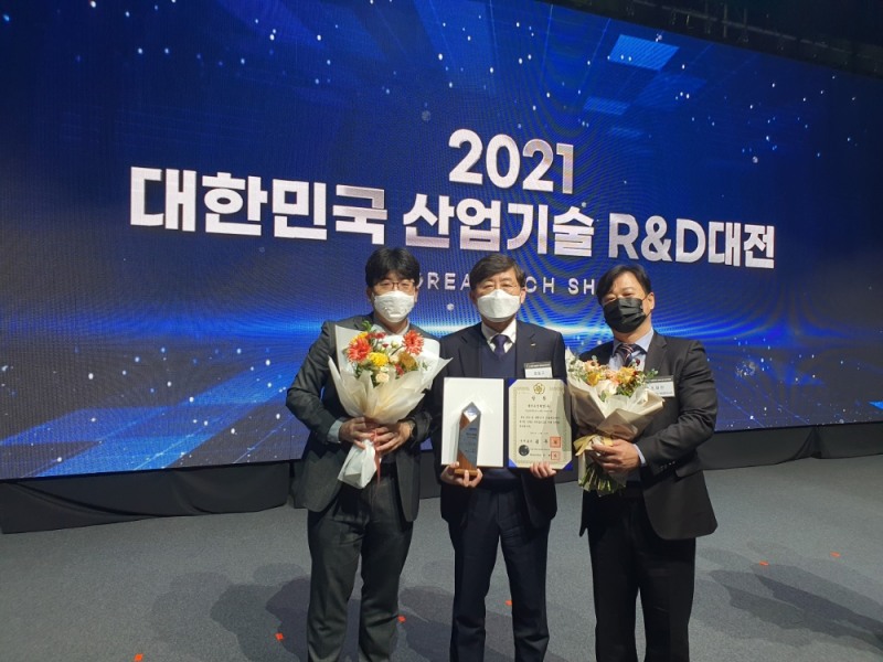 대한민국기술대상 시상식에서 대우조선해양 최동규 전무 (가운데) 등 관계자들이 기념촬영을 하고 있다.(사진=대우조선해양)