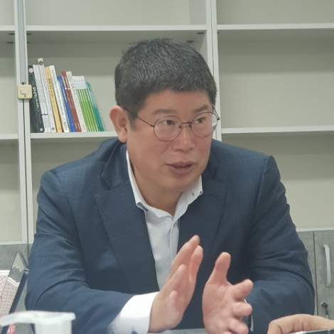 지난 19일 윤석열 국민캠프 대외협력특보를 지냈던 김경진 전 의원이 본지 김영삼 편집인과 인터뷰를 하고 있는 모습.(사진=로이슈)