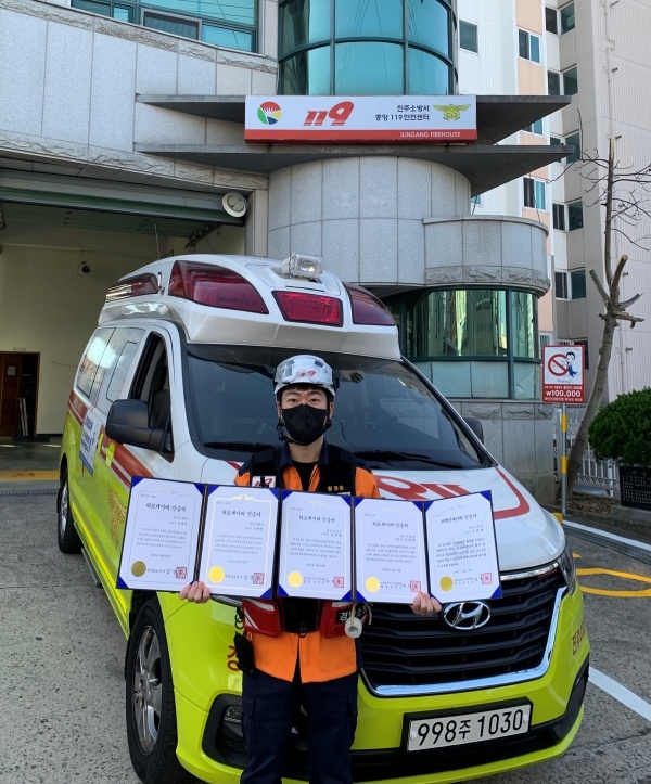 하트세이버와 브레인세이버 인증서 받은 김태형 구급대원.(사진제공=진주소방서)