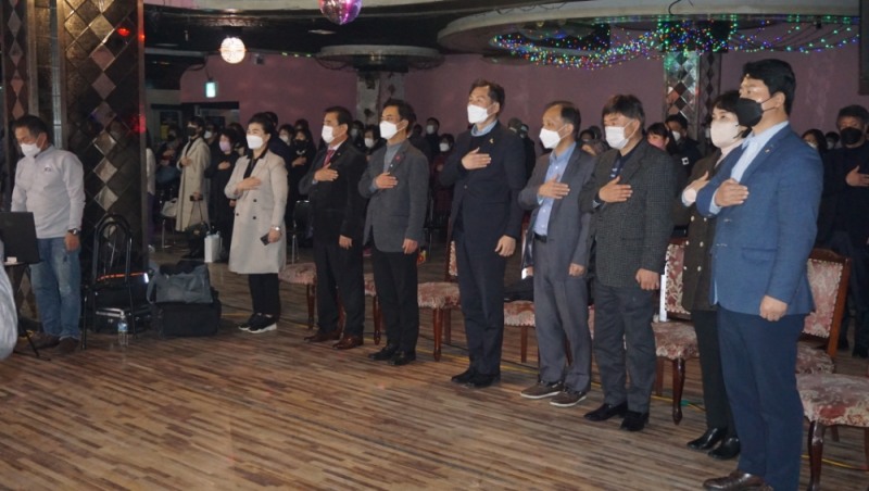 코로나19 방역수칙을 준수하며 국기에 대한 경례를 하고 있는 내빈들