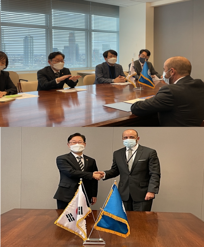 박범계 법무부장관이 수아레즈 유엔 법률실 사무차장과 국제법 분야 상호협력 증진방안을 논의하고 기념촬영을 하고 있다.(사진제공=법무부)