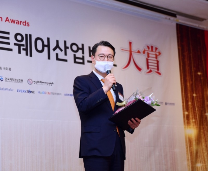 24일 서울시 강남구 그랜드인터컨티넨탈 서울파르나스 호텔에서 열린‘제9회 소프트웨어산업보호대상 시상식’에서 화승네트웍스의 박동호 대표(오른쪽)가 수상하고 있다.(사진=화승네트웍스)
